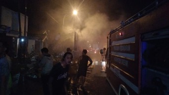 Ada Muatan Terbakar, Truk Paket Logistik Ludes Dilalap Api