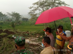 Jalan Penghubung Dua Desa di Tulungagung Terputus Akibat Longsor, Bupati : Segera Diperbaiki, Minimal Sepeda Motor Bisa Lewat