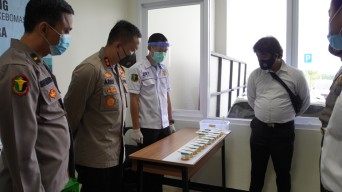 Jaga Anggota dari Godaan Narkoba, Polres Gresik Gelar Tes Urine Massal
