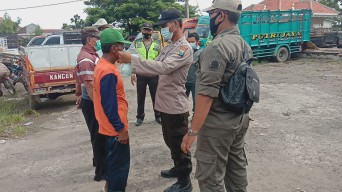 Sasar Pasar Hewan, Polsek Balongpanggang Gelar Ops Yustisi Bagikan 200  Masker