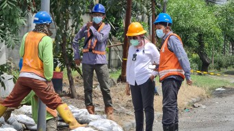 Dapat Laporan Jalan Bergelembung Akibat Proyek Pipa SPAM BGS, Dirut PDAM Turun Lapangan