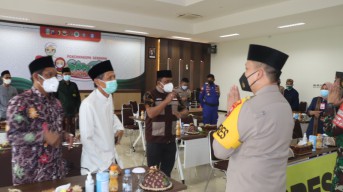 Kapolres Gresik  Vidcon Bersama Gubernur Dukung Pencanangan Santri Bermasker