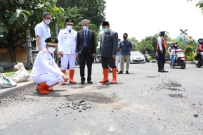 Antisipasi Jatuh Korban, Bupati dan Wabup Sepakat Minta Dinas Bina Marga Sidoarjo Perbaiki Kerusakan Jalan Provinsi