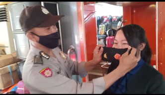 Tekan Penyebaran, Polisi di Gresik Gencar Berikan Imbauan Soal Prokes Covid-19