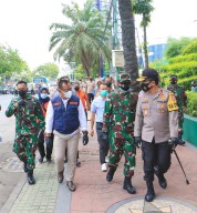 Forkopimda Jatim Bagi-bagi Masker di PGS Surabaya