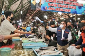 Forkopimda Jatim Bagi-bagi Masker Lagi, Kali Ini di Pasar Ikan Pabean Surabaya