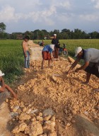 Capek Tunggu Janji Pembangunan dari Pemerintah, Warga Desa  di Sampang Ini Patungan Perbaiki Jalan