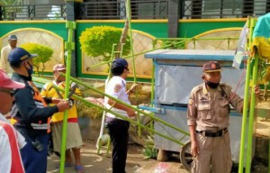 Mokong, Tenda PKL di Pasar Srimangunan Sampang Dibongkar Paksa Satpol PP
