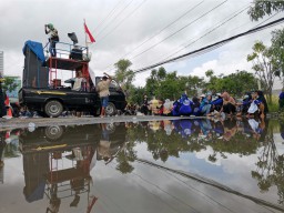 Kadesnya Ditahan, Warga Desa Dooro, Cerme Nggeruduk Kantor Kejari Gresik