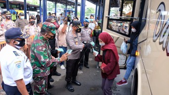 Setiap Hari Bagikan 10 Ribu Masker, Kali Ini Giliran Kapolresta Sidoarjo Blusukan ke Terminal Purabaya