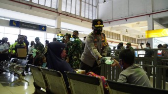 Kapolda Jatim Bareng Pangdam Brawijaya Bagikan 15 Ribu Masker di Terminal Bungurasih