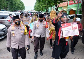 Ajak Semar, Kapolresta Sidoarjo Blusukan ke Pasar Porong  Bagikan Masker