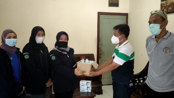 Peringati Hari Pers, Karang Taruna Kecamatan Krian Berikan APD Kepada Jurnalis Sidoarjo