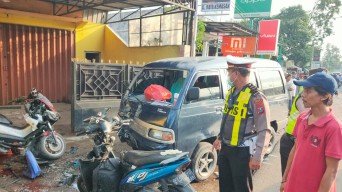 Pengemudi Ngantuk, Mitsubishi Colt T 120 SS Terjang Empat Pemotor di Krian Hingga Satu Tewas