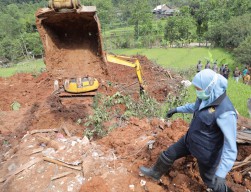 Pencarian Korban Longsor Nganjuk Dibantu Anjing Pelacak