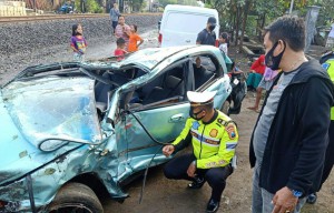 Diseruduk Kereta Api Hingga Mobil Mazda Terbalik, Ajaib Tiga Penumpangnya Selamat