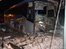 Bus Sugeng Rahayu Tabrak Toko Helm di Mojokerto hingga Porak-poranda