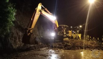 Jalur Pacet-Trawas Tertutup Longsor, BPBD Mojokerto Lakukan Pembersihan