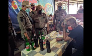 Satpol PP Obraki Kafe Telaga Ngipik Gresik Karena Sediakan Miras