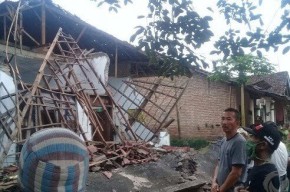 Pondasi Tak Kuat, Dua Bangunan Rumah di Jember Ambruk