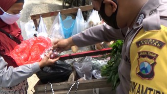 Polisi di Pacitan Rela Jadi Kurir Makanan Warga Isolasi Mandiri, Bagaimana Ceritanya?