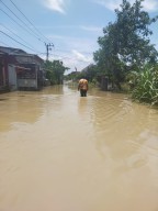 Banjir Kali Lamong Gresik, Jalan Penghubung Terputus BPBD Sediakan Perahu Karet