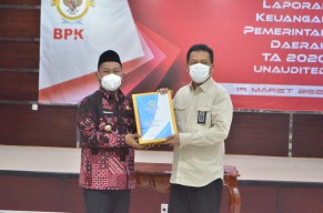 Bupati Gresik Serahkan LKPD ke BPKP Jawa Timur