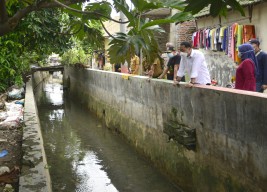 Usai Sertijab, Eri Cahyadi Langsung Terjun Lapangan dan Masuk Saluran Air