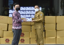 Dapat 5.500 Kotak Vitamin C, Pemkot Surabaya Berikan untuk Lansia