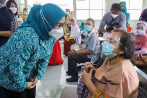 Istri Wali Kota Surabaya Keliling Puskesmas hingga Bagikan Vitamin C