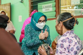 Rini Indriani Keliling Puskesmas, Cek Pelayanan Kesehatan Warga Surabaya