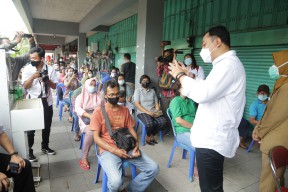 Pantau Vaksinasi Pedagang Pasar, Wali Kota Eri Cahyadi Pastikan Aman dan Nyaman