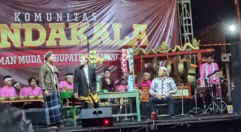 Merawat Kesenian Tradisional, Bupati Yuhronur Pun Turut Menghibur Masyarakat Dalam Pentas Ludruk
