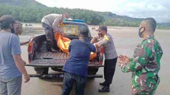 Rombongan Muda-Mudi di Pantai Jolosutro Blitar Tergerus Ombak, Satu Meninggal Tenggelam
