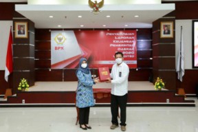 Bupati Banyuwangi Ipuk Serahkan LKPD 2020 ke BPK