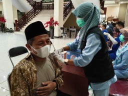 Jelang Ramadan, Ribuan Imam Masjid di Gresik Divaksin Sinovac