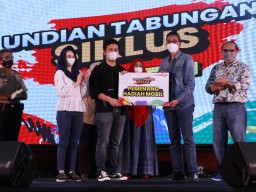 Nasabah Bank Jatim Surabaya Raih Hadiah Mobil Undian Tabungan Siklus
