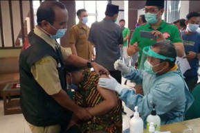 Anggota DPRD Kabupaten Pasuruan Jalani Vaksinasi, Ternyata Ada yang Takut Jarum Suntik