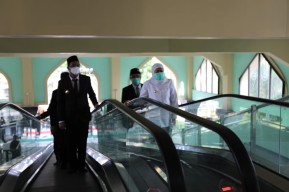 Sekarang Masjid Agung Sidoarjo Dilengkapi Travelator, Jemaah Lansia Tidak Lagi Bersusah Payah Naik Tangga