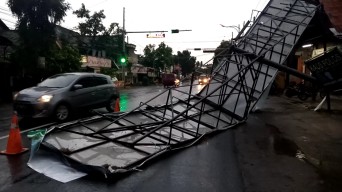Dihajar Hujan Lebat dan Angin Kencang, Reklame 6 Meter Roboh di Tulungagung