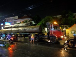 Jalan Baru Diperbaiki, Portal Jalur Cerme-Metatu 'Bisa' Buka Tutup untuk Kendaraan Bertonase Besar oleh Warga