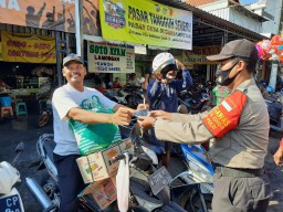 Polisi Geruduk Pasar Duduksampeyan, Ternyata Banyak yang Pakai Masker