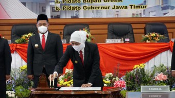 Gubernur Jatim Sampaikan Pesan Presiden Kepada Bupati dan Wabup Gresik saat Sertijab di Gedung DPRD Gresik