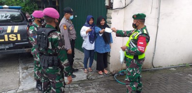 Sambangi Emak-Emak di Pasar,  TNI Polri Imbau Protokol Kesehatan