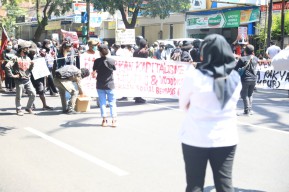 Demo Gabungan Mahasiswa di Malang Kota Dibubarkan Karena Langgar Prokes Covid-19 dan Merusak Mobil Polisi