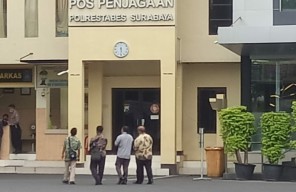 Sudah Diperiksa 7 Jam dan Dicecar 40 Pertanyaan, Kepsek SMK Tanwir Surabaya Belum Ditahan