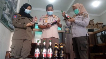 Sisir Warung Semi Caffe, Satpol PP Gresik Sita 15  Botol Minuman Keras