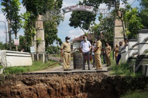 Tinjau Jembatan Ambrol, Bupati Magetan : Dibangun Tahun Ini dengan Anggaran Rp 1,25 M