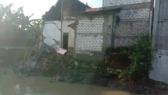 Diterjang Banjir Langganan, Rumah Warga Benjeng Akhirnya Ambruk