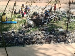 Banjir Bandang di Magetan Hanyutkkan Sebuah Mobil Yang Melintas